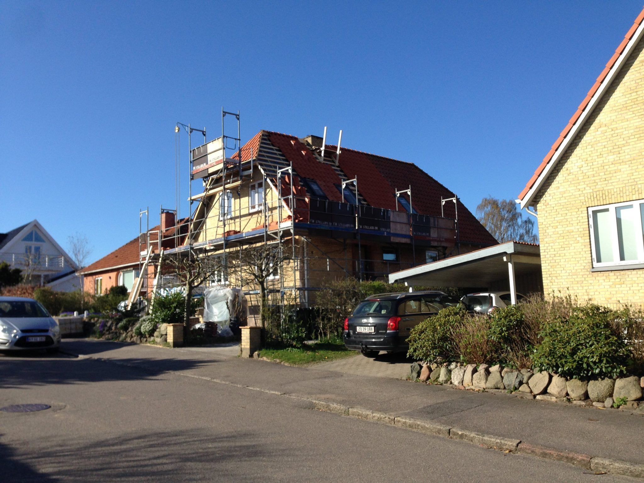 Gul villa med igangværende renovering og nyt tag i Holbæk
