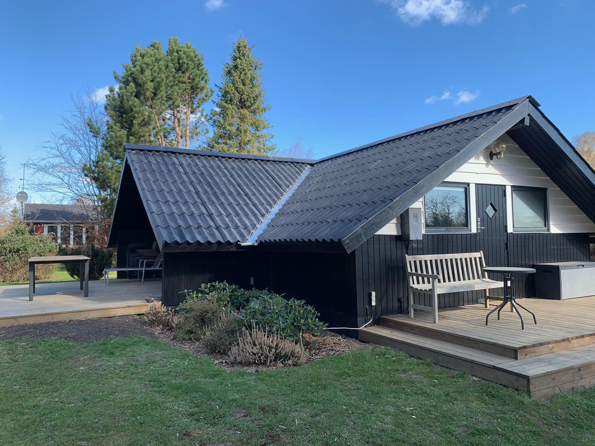 Sommerhus med sort, nyt tag i Odsherred